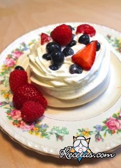 Pavlova de Yogurt y Frutillas