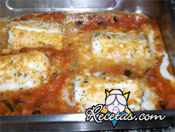 Pescado con tomate y tahina al horno