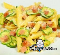 Penne con calabacín y panceta