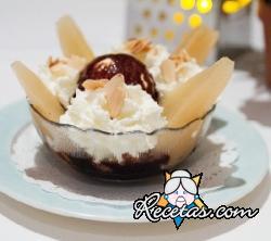 Peras con crema y helado de chocolate