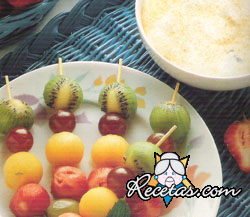 Pinchos de fruta con salsa de yogur