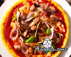 Pizza de harina de maíz, chorizo, achicoria y cebolla