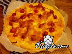 Pizza de patatas, jamón y quesos