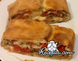 Pizza enrollada con berenjena, mozzarella y tomate