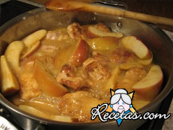 Pollo con manzanas