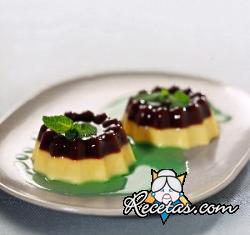 Pudding bicolor de café y salsa de menta