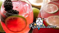 Punch de frutas con vino rosado