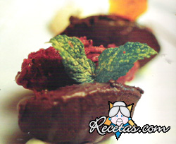 Quenelles de chocolate amargo y sorbete de frutos rojos