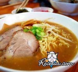 Ramen con carne y pimientos