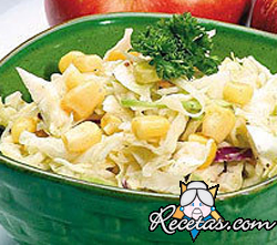 Ensalada de repollo y piña