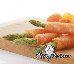 Rollitos de salmón ahumado y espárragos