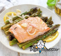 Salmón al horno con espárragos