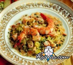 Salteado de gambas con almendras tostadas