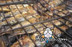 Sardinas asadas en la barbacoa