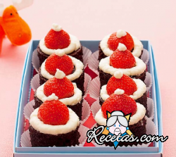 Sombreros de Santa Claus con fresas y crema