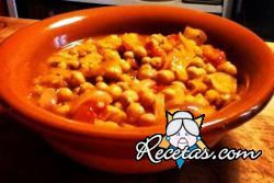 Sopa de garbanzos, tomates y zanahorias