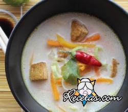 Sopa de leche de coco con verduras y tofu