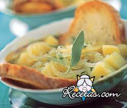 Sopa de patatas y cebolla a la salvia