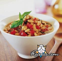 Sopa de primavera con frijoles y tomates