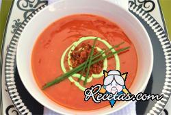 Sopa de tomates con aguacates