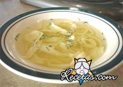 Sopa de crepas (Flädlesuppe)