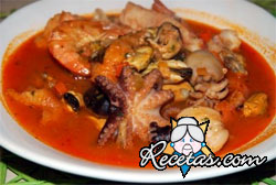 Sopa de tomates con pescado