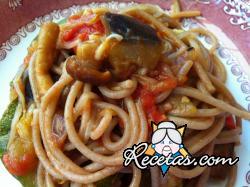 Spaghetti con salsa de tomate y verduras