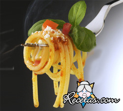 Pastas con anchoas y tomate