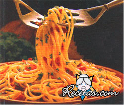 Spaghettis con salsa de tomate