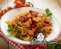 Spaguetti con salsa picante de pescado