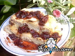 Strudel de ricota con peras y frutillas