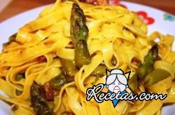 Tagliatelle con espárragos y jamón