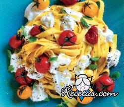 Tagliatelle con tomates cherry y burrata