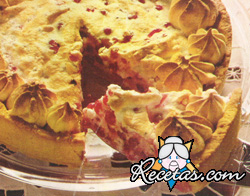 Tarta de frutas rojas y merengue