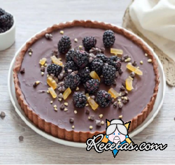 Tarta de chocolate y moras