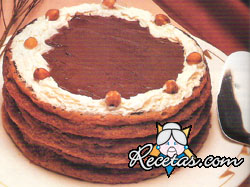 Tarta de merengue con chocolate y avellanas