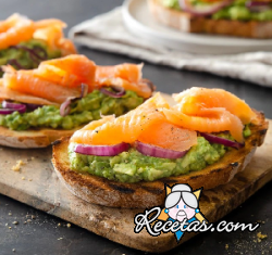 Toast con salmón y aguacate