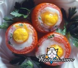 Tomates con huevos escalfados