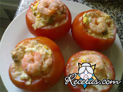 Tomates rellenos de queso y gambas