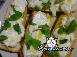 Tosta de  mozarella y albahaca