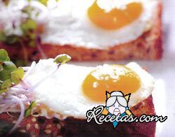 Tostadas con huevos de codorniz