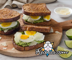 Tostadas francesas con aguacate, huevos y parmesano