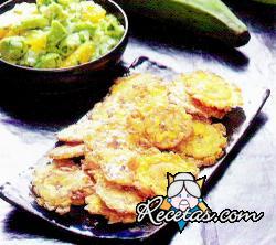 Tostones de plátanos con ensalada de aguacates