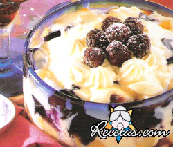 Trifle de moras y frutas