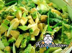 Vegetales con salsa de aguacate y huevo