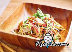 Wok de vegetales con salmón rosado