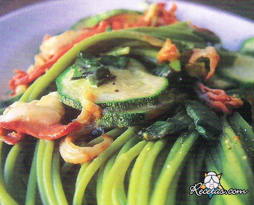 Nidos con salsa de tomates y albahaca