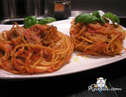 Nidos de espaguetis con tomate y mozz...