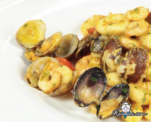 Ñoquis con gambas y tomates cereza