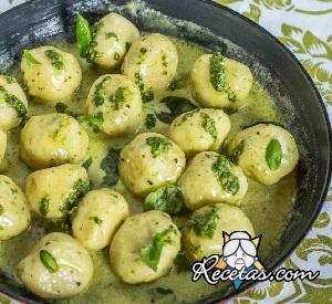 Ñoquis de patata con queso y pesto ligero